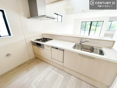 ���d�l�ʐ^(�L�b�`���j ��l�C�̑Ζʎ��V�X�e���L�b�`�����̗p���Ă��܂��I���Ƒ��̃R�~���j�P�[�V���������R�Ƒ�����݌v�ł��B
���q�l�ɂ��ڂ��͂��̂Ŋ������ł��ˁB���[�͂�����܂��I�i���d�l�j