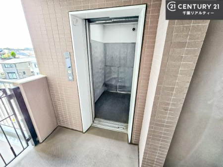 ���̑����p�� �G���x�[�^�[�����̉��K�}���V�����B �d���ו���x�r�[�J�[�𗘗p����ۂ��X���[�Y�Ɉړ��ł��A�����Ȃ��q���ܘA��₲����̕��ɂ����S�ł��B