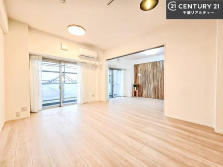 ���r���O �傫�ȑ����炽���Ղ�̗z���������閾�邢���r���O�B�J�����̂��郊�r���O�ŉƑ��c���̂��났�̎��Ԃ��߂����܂��B