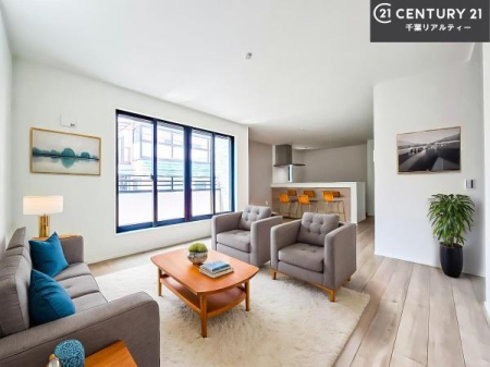 ���r���O �Ƌ��CG�p�[�X�ł��B��؂ȉƑ����W�܂邩�炱��LDK�ɂ͂�����肽���B
�q�����������C�ɏ΂��Ȃ��瑖�����Ă���p�����������u�L���Ƃɂ��ėǂ������v�Ǝv���u�Ԃł��B