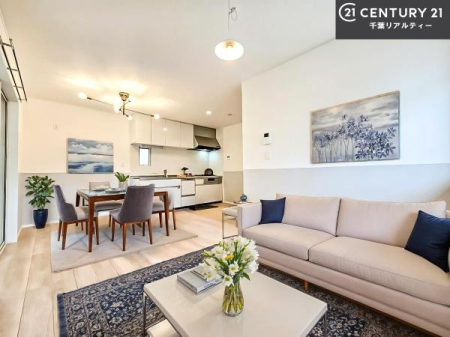 ���r���O �Ƌ��CG�p�[�X�ł��B��؂ȉƑ����W�܂邩�炱��LDK�ɂ͂�����肽���B
�q�����������C�ɏ΂��Ȃ��瑖�����Ă���p�����������u�L���Ƃɂ��ėǂ������v�Ǝv���u�Ԃł��B