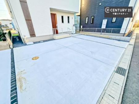 ���ԏ� ���ԃX�y�[�X��2�䕪����܂��I�Ԏ�ɂ���Ă�3��I�Z�J���h�J�[�͂������A�o�C�N�⎩�]�ԂȂǂ��u���ꏊ�ɍ���܂���B