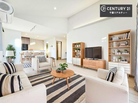 ���r���O �Ƌ��CG�p�[�X�ł��B��؂ȉƑ����W�܂邩�炱��LDK�ɂ͂�����肽���B
�q�����������C�ɏ΂��Ȃ��瑖�����Ă���p�����������u�L���Ƃɂ��ėǂ������v�Ǝv���u�Ԃł��B