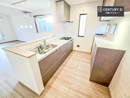 �L�b�`�� ��Ƃ肠�钲���X�y�[�X�ō�Ƃ����₷�����K�ȃL�b�`���ł��I
���q�l�ƈꏏ�ɂ��َq������y���߂�L�X�X�y�[�X�ł��B�y�����������ԂɂȂ肻���ł��ˁI