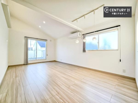 ���r���O ��؂ȉƑ����W�܂邩�炱��LDK�ɂ͂�����肽���B
�q�����������C�ɏ΂��Ȃ��瑖�����Ă���p�����������u�L���Ƃɂ��ėǂ������v�Ǝv���u�Ԃł��B