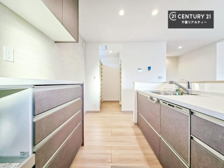 �L�b�`�� �J�b�v�{�[�h�t���̃L�b�`���ł��B
�L�b�`���͉����ƃK�`���K�`���������ł��B�d�q�����W�␆�ъ���u���܂����A��������̐H��͒I�Ɏ��[���\�ł��B