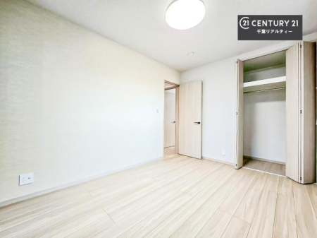 �q������ ���[�X�y�[�X���������Ă���A�ߗނ₨������A�w�p�i�Ȃǂ��������萮���ł��܂��B���������L���g���邽�߁A���K�Ő������Z��Ԃ��������܂��B