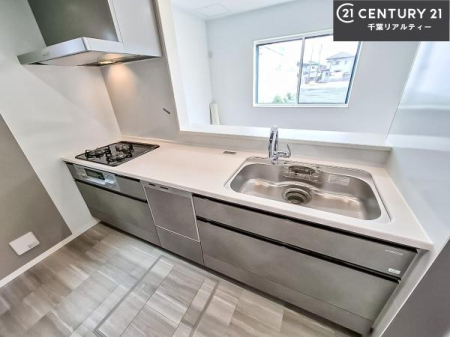 �L�b�`�� ��l�C�̑Ζʎ��V�X�e���L�b�`�����̗p���Ă��܂��I���Ƒ��̃R�~���j�P�[�V���������R�Ƒ�����݌v�ł��B
���[�X�y�[�X���L�x�ŁA�����X�y�[�X���X�b�L���ƕЕt���Ђ낭���p�ł��܂��I