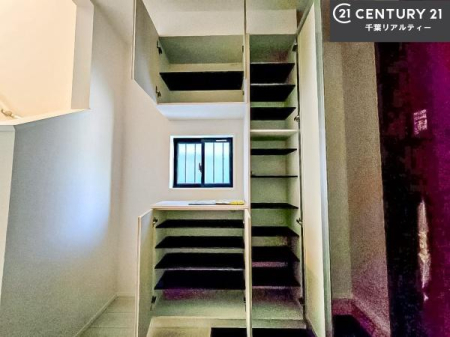 ���� �V���[�Y�{�b�N�X�t���Ȃ̂ŁA���ւ��Еt�����|�������₷���ł��I
�X�b�L���������ւŌ˂��J�����u�ԁA�������̂���S�n������Ԃ��o�}���Ă���܂��B
