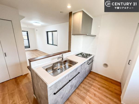 �L�b�`�� ��l�C�̑Ζʎ��V�X�e���L�b�`�����̗p���Ă��܂��I���Ƒ��̃R�~���j�P�[�V���������R�Ƒ�����݌v�ł��B
���q�l�ɂ��ڂ��͂��̂Ŋ������ł��ˁB���[�͂�����܂��I