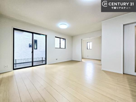 ���r���O �傫�ȑ����炽���Ղ�̗z���������閾�邢���r���O�B�J�����̂��郊�r���O�ŉƑ��c���̂��났�̎��Ԃ��߂����܂��B