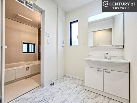 ���ʑ�E���ʏ� �O�ʋ��d�l�̐��ʏ��́A�g�����Ȃ݂����₷������I���͎��[�ɂȂ��Ă��܂��B�h���C���[�₨���ϓ����Еt������̂Ő��ʑ������X�b�L���ƌ����邱�Ƃ��o���܂��I