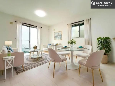 ���r���O �Ƌ��CG�p�[�X�ł��B�J�����̂���L�XLDK�I�\�t�@�[��_�C�j���O�e�[�u����u���Ă������ɂȂ�Ȃ��̂ŉ��K�ɉ߂����܂��I�R�~���j�P�[�V���������₷�����r���O�ł��I