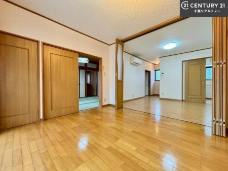 ���r���O ��؂ȉƑ����W�܂邩�炱��LDK�ɂ͂�����肽���B
�q�����������C�ɏ΂��Ȃ��瑖�����Ă���p�����������u�L���Ƃɂ��ėǂ������v�Ǝv���u�Ԃł��B