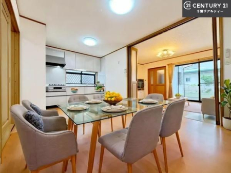 ���r���O �Ƌ��CG�p�[�X�ł��B�S�n�ǂ����r���O�͉Ƒ������R�ƏW�܂�܂��B�Ƒ��c�R�̎��Ԃ����������ł��B���Ƒ��ƁA����w�[���������Ԃ��߂��������ł��ˁB���邭�J���I�ȋ�Ԃł��B