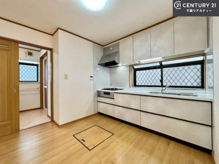 �L�b�`�� ��Ƃ肠�钲���X�y�[�X�ō�Ƃ����₷�����K�ȃL�b�`���ł��I
���q�l�ƈꏏ�ɂ��َq������y���߂�L�X�X�y�[�X�ł��B�y�����������ԂɂȂ肻���ł��ˁI