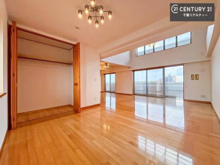 ���r���O �傫�ȑ����炽���Ղ�̗z���������閾�邢���r���O�B�J�����̂��郊�r���O�ŉƑ��c���̂��났�̎��Ԃ��߂����܂��B