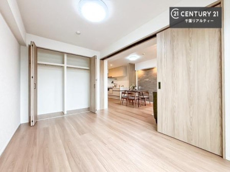 �q������ ���[�X�y�[�X�����t���Ă���̂ŁA�}�ȗ��q���ł��U�炩��������������T�b�ƕЂÂ����đ�ϕ֗��ł��I�ǖʂ��L�X���Ă���̂ŁA�׋�����x�b�h�̒u����ɍ���܂���I