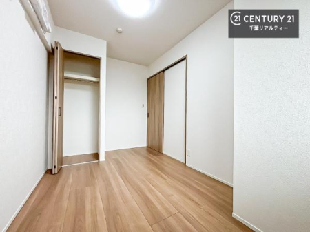 �q������ ���[�X�y�[�X�����t���Ă���̂ŁA�}�ȗ��q���ł��U�炩��������������T�b�ƕЂÂ����đ�ϕ֗��ł��I�ǖʂ��L�X���Ă���̂ŁA�׋�����x�b�h�̒u����ɍ���܂���I