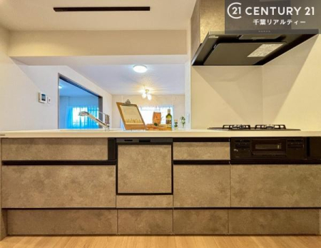 �L�b�`�� �H��@�t���̃L�b�`���ł��I�Z���������r��h�~�Ƃ��đ�ϊ��􂷂�֗��Ȏd�l�ł��I�r���g�C���Ȃ̂ŃL�b�`���̏ꏊ����炸�����X�y�[�X���L���g�����Ƃ��o���܂��I