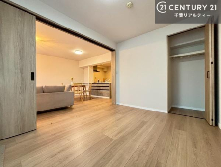 �m�� ���r���O�ɗאڂ����m���͉Ƒ��̃��C�t�X�^�C���ɍ��킹�ď_��Ɏg����֗��ȋ�ԁB�����J����΃��r���O�ƈ�̊��̂���L�X�Ƃ�����ԂɁA�߂�Η��q�p�̌��⃏�[�N�X�y�[�X�A�L�b�Y���[���Ƃ��Ă����􂵂܂��B