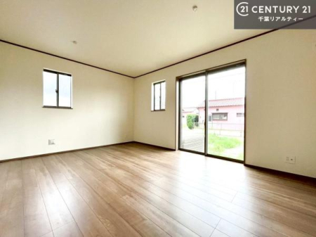 ���r���O �傫�ȑ����炽���Ղ�̗z���������閾�邢���r���O�B�J�����̂��郊�r���O�ŉƑ��c���̂��났�̎��Ԃ��߂����܂��B