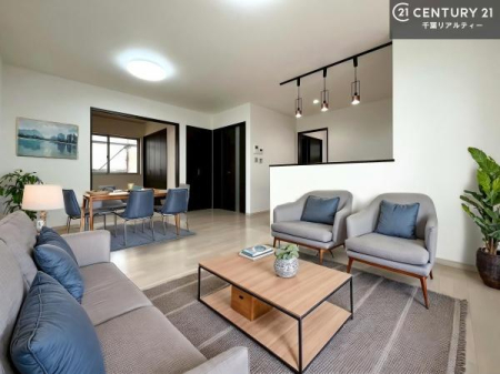 ���r���O �Ƌ��CG�p�[�X�ł��B�J�����̂���L�XLDK�I�\�t�@�[��_�C�j���O�e�[�u����u���Ă������ɂȂ�Ȃ��̂ŉ��K�ɉ߂����܂��I
�R�~���j�P�[�V���������₷�����r���O�ł��I
