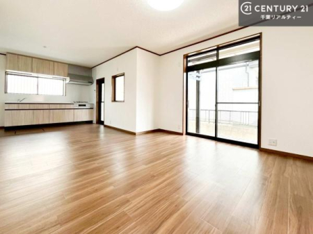 ���r���O �傫�ȑ����炽���Ղ�̗z���������閾�邢���r���O�B�J�����̂��郊�r���O�ŉƑ��c���̂��났�̎��Ԃ��߂����܂��B