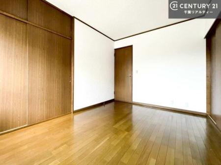 �m�� �e�����Ɏ��[�͂̂���N���[�[�b�g��ݒu�B�ו��𐮗����ڂ��₷���A����������ɂ��ꂢ�ɕۂ��Ƃ��ł��܂��B���[�ꏊ�ɍ���Ȃ��A���K�Ȑ������T�|�[�g����Z�܂��ł��B