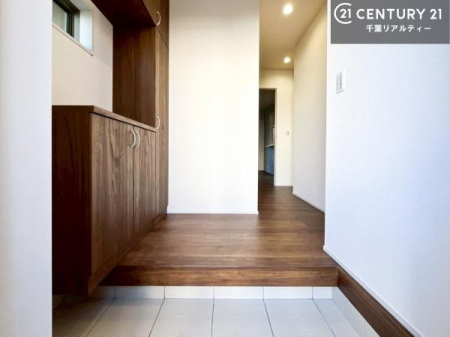 ���� �V���[�Y�{�b�N�X�t���Ȃ̂ŁA���ւ��Еt�����|�������₷���ł��I
�X�b�L���������ւŌ˂��J�����u�ԁA�������̂���S�n������Ԃ��o�}���Ă���܂��B
