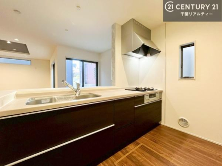 �L�b�`�� ��l�C�̑Ζʎ��V�X�e���L�b�`�����̗p���Ă��܂��I���Ƒ��̃R�~���j�P�[�V���������R�Ƒ�����݌v�ł��B
���q�l�ɂ��ڂ��͂��̂Ŋ������ł��ˁB�L�X�g���ĉ��K�ɍ�Ƃ��i�݂܂��B