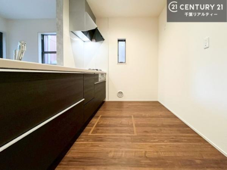 �L�b�`�� ��Ƃ肠�钲���X�y�[�X�ō�Ƃ����₷�����K�ȃL�b�`���ł��I
���q�l�ƈꏏ�ɂ��َq������y���߂�L�X�X�y�[�X�ł��B�y�����������ԂɂȂ肻���ł��ˁI