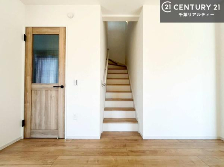 ���̑����� ���r���O�C���K�i�ŃR�~���j�P�[�V���������₷�����r���O�I�K�i�͖��邭�萠������Ă��܂��B���q�l�₲�N�z�̕������S���Ă����p�����܂��ˁI