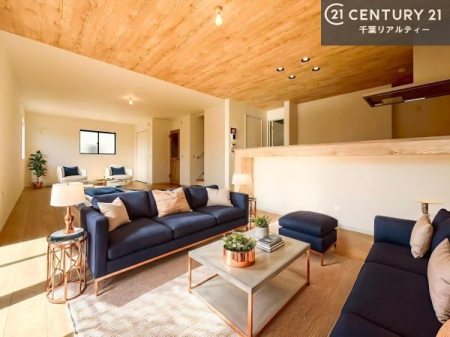 ���r���O �Ƌ��CG�p�[�X�ł��B��؂ȉƑ����W�܂邩�炱��LDK�ɂ͂�����肽���B
�q�����������C�ɏ΂��Ȃ��瑖�����Ă���p�����������u�L���Ƃɂ��ėǂ������v�Ǝv���u�Ԃł��B