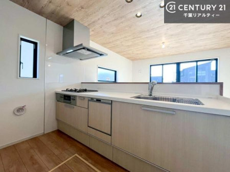 �L�b�`�� ��l�C�̑Ζʎ��V�X�e���L�b�`�����̗p���Ă��܂��I���Ƒ��̃R�~���j�P�[�V���������R�Ƒ�����݌v�ł��B
���q�l�ɂ��ڂ��͂��̂Ŋ������ł��ˁB�L�X�g���ĉ��K�ɍ�Ƃ��i�݂܂��B