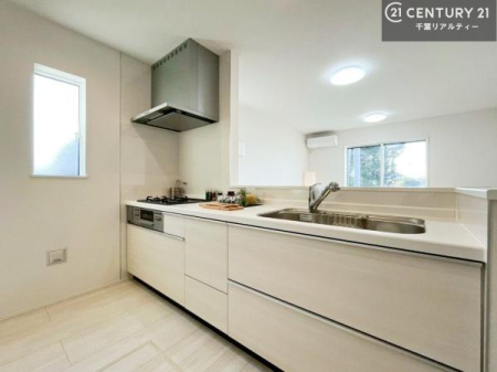 �L�b�`�� ��l�C�̑Ζʎ��V�X�e���L�b�`�����̗p���Ă��܂��I���Ƒ��̃R�~���j�P�[�V���������R�Ƒ�����݌v�ł��B
���q�l�ɂ��ڂ��͂��̂Ŋ������ł��ˁB�L�X�g���ĉ��K�ɍ�Ƃ��i�݂܂��B