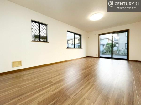 ���r���O �傫�ȑ����炽���Ղ�̗z���������閾�邢���r���O�B�J�����̂��郊�r���O�ŉƑ��c���̂��났�̎��Ԃ��߂����܂��B