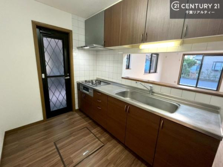 �L�b�`�� ��l�C�̑Ζʎ��V�X�e���L�b�`�����̗p���Ă��܂��I���Ƒ��̃R�~���j�P�[�V���������R�Ƒ�����݌v�ł��B
���q�l�ɂ��ڂ��͂��̂Ŋ������ł��ˁB�L�X�g���ĉ��K�ɍ�Ƃ��i�݂܂��B