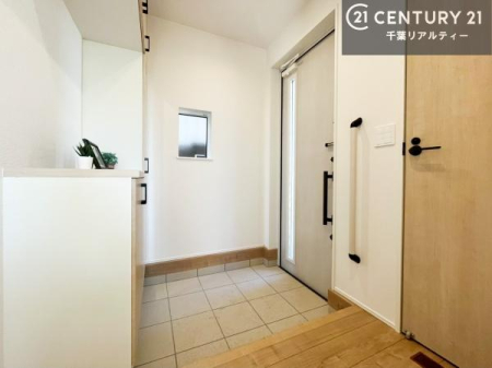 ���� �V���[�Y�{�b�N�X�t���Ȃ̂ŁA���ւ��Еt�����|�������₷���ł��I
�X�b�L���������ւŌ˂��J�����u�ԁA�������̂���S�n������Ԃ��o�}���Ă���܂��B
