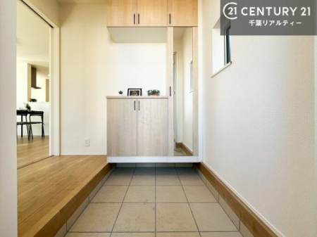 ���� �p���t���V���[�Y�{�b�N�X�ŁA���ւ��Еt�����|�������₷���ł��I
�X�b�L���������ւŌ˂��J�����u�ԁA�������̂���S�n������Ԃ��o�}���Ă���܂��B

