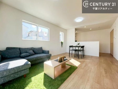 ���r���O �傫�ȑ����炽���Ղ�̗z���������閾�邢���r���O�B�J�����̂��郊�r���O�ŉƑ��c���̂��났�̎��Ԃ��߂����܂��B