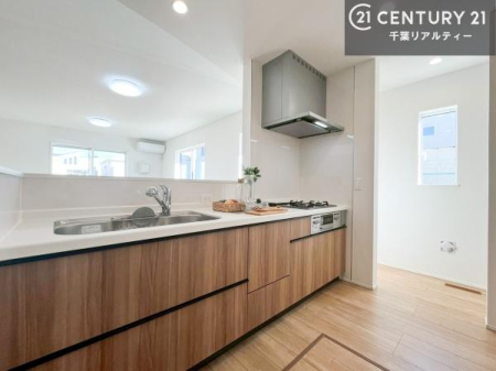 �L�b�`�� ��l�C�̑Ζʎ��V�X�e���L�b�`�����̗p���Ă��܂��I���Ƒ��̃R�~���j�P�[�V���������R�Ƒ�����݌v�ł��B
���q�l�ɂ��ڂ��͂��̂Ŋ������ł��ˁB�L�X�g���ĉ��K�ɍ�Ƃ��i�݂܂��B