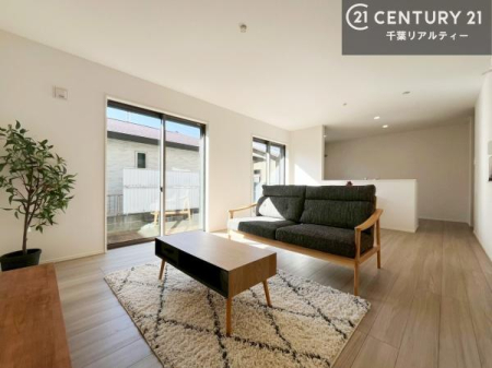 ���r���O ��؂ȉƑ����W�܂邩�炱��LDK�ɂ͂�����肽���B
�q�����������C�ɏ΂��Ȃ��瑖�����Ă���p�����������u�L���Ƃɂ��ėǂ������v�Ǝv���u�Ԃł��B