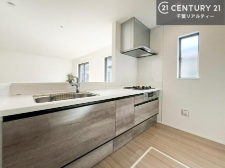 �L�b�`�� ��l�C�̑Ζʎ��V�X�e���L�b�`�����̗p���Ă��܂��I���Ƒ��̃R�~���j�P�[�V���������R�Ƒ�����݌v�ł��B
���q�l�ɂ��ڂ��͂��̂Ŋ������ł��ˁB�L�X�g���ĉ��K�ɍ�Ƃ��i�݂܂��B