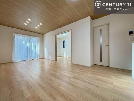 ���r���O �S�n�ǂ����r���O�͉Ƒ������R�ƏW�܂�܂��B�Ƒ��c�R�̎��Ԃ����������ł��B���Ƒ��ƁA����w�[���������Ԃ��߂��������ł��ˁB���邭�J���I�ȋ�Ԃł��B
