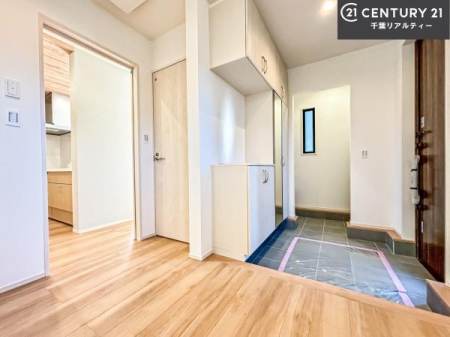 ���� �V���[�Y�{�b�N�X�t���Ȃ̂ŁA���ւ��Еt�����|�������₷���ł��I
�X�b�L���������ւŌ˂��J�����u�ԁA�������̂���S�n������Ԃ��o�}���Ă���܂��B