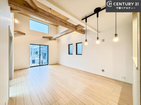 ���r���O �S�n�ǂ����r���O�͉Ƒ������R�ƏW�܂�܂��B�Ƒ��c�R�̎��Ԃ����������ł��B���Ƒ��ƁA����w�[���������Ԃ��߂��������ł��ˁB