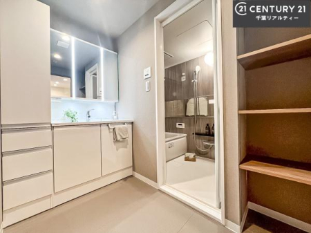 ���ʑ�E���ʏ� �O�ʋ��d�l�̐��ʏ��́A�g�����Ȃ݂����₷������I���͎��[�ɂȂ��Ă��܂��B�h���C���[�₨���ϓ����Еt������̂Ő��ʑ������X�b�L���ƌ����邱�Ƃ��o���܂��I