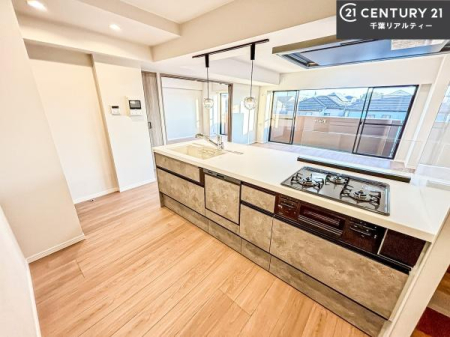 �L�b�`�� ��Ƃ肠�钲���X�y�[�X�ō�Ƃ����₷�����K�ȃL�b�`���ł��I
���q�l�ƈꏏ�ɂ��َq������y���߂�L�X�X�y�[�X�ł��B�y�����������ԂɂȂ肻���ł��ˁI