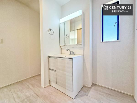 ���ʑ�E���ʏ� �O�ʋ��d�l�̐��ʏ��́A�g�����Ȃ݂����₷������I���͎��[�ɂȂ��Ă��܂��B�h���C���[�₨���ϓ����Еt������̂Ő��ʑ������X�b�L���ƌ����邱�Ƃ��o���܂��I